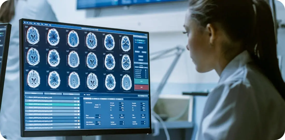 再生医療の相談を受ける医師と患者の写真