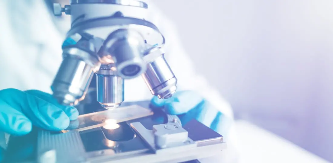 研究所でのデータ解析と臨床連携のイメージ写真