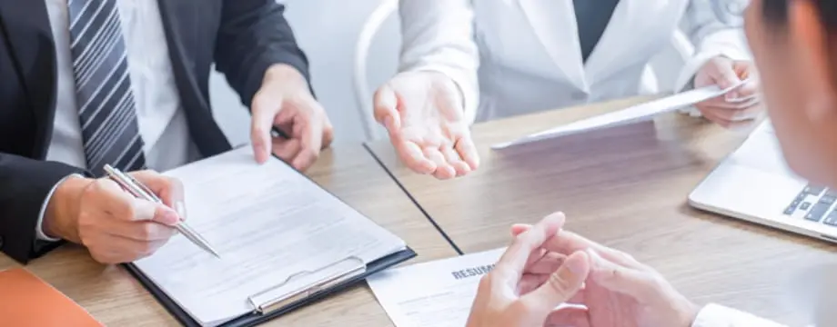 委員会で書類を確認している様子