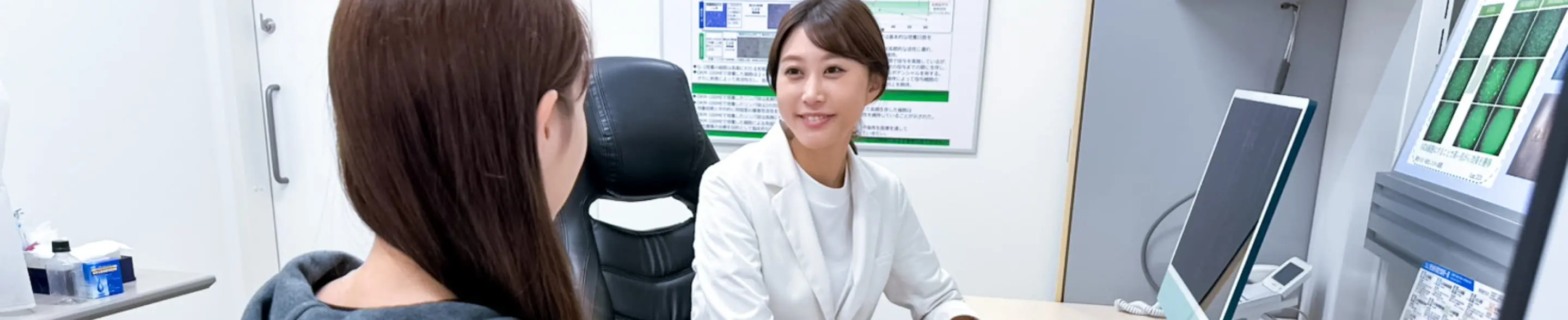 医師が診察している様子