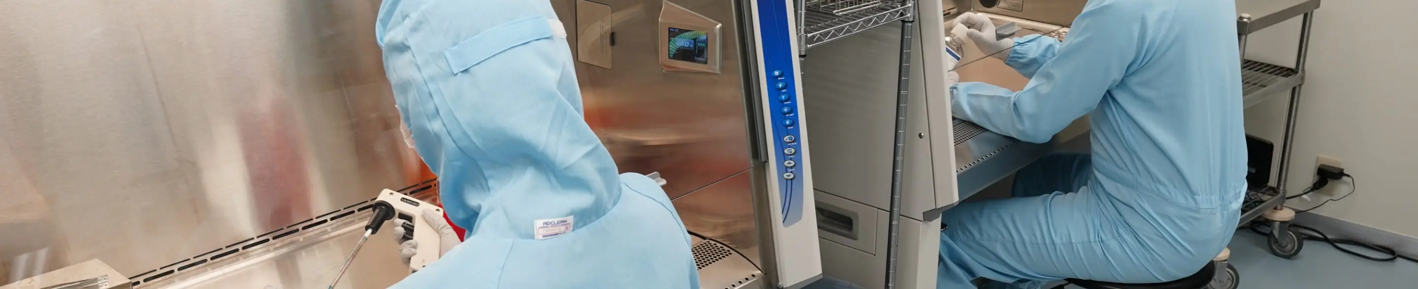 研究者が研究室で作業している様子