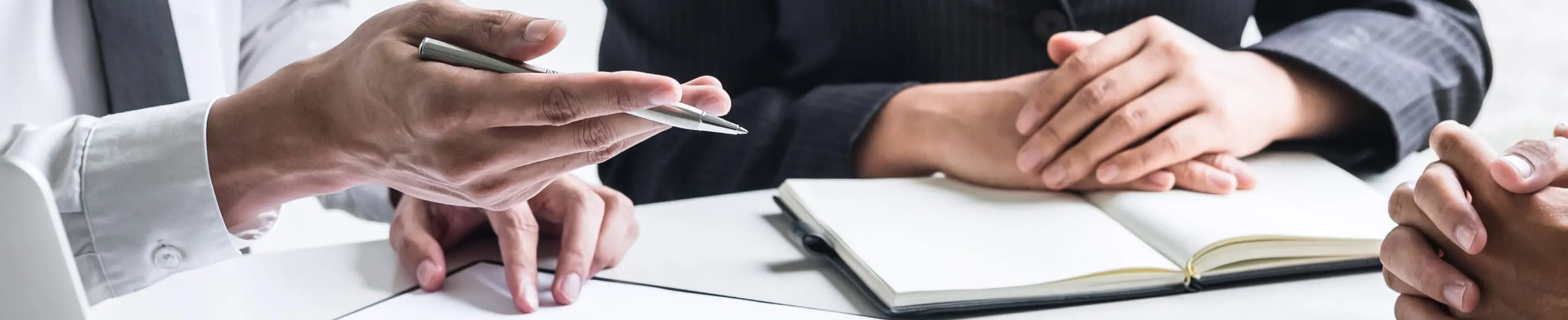 書類を囲んで相談している様子