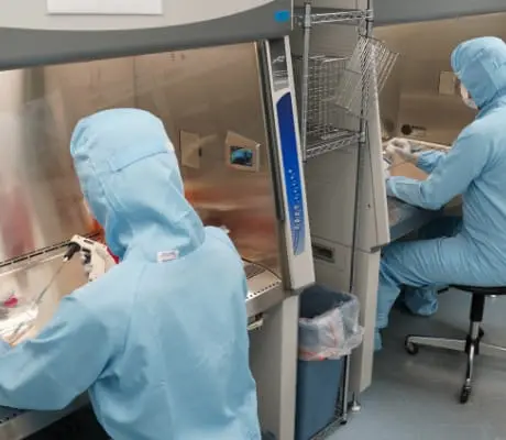 研究者がクリーンルームで実験している様子